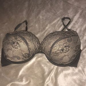 Cacique bra 42D, lace detail
